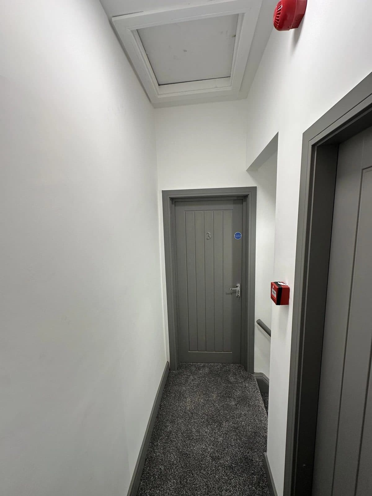 Compact en-suite with porcelain tile